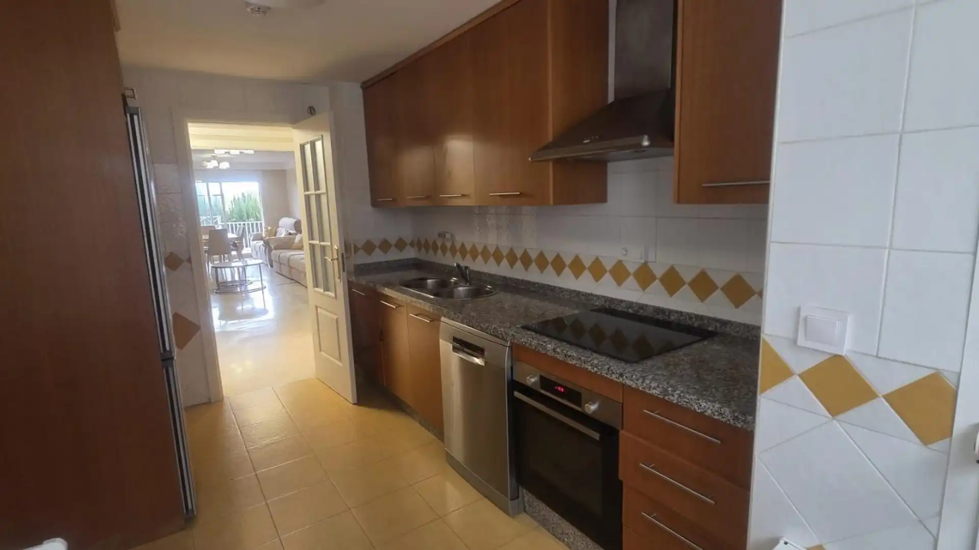 100% HOME RED INMOBILIARIA VENDE PISO BAJO EN MARBELLA, URBANIZACIÓN RÍO REAL.
VIVIENDA CON COCINA AMUEBLADA CON LAVADER - foto 4