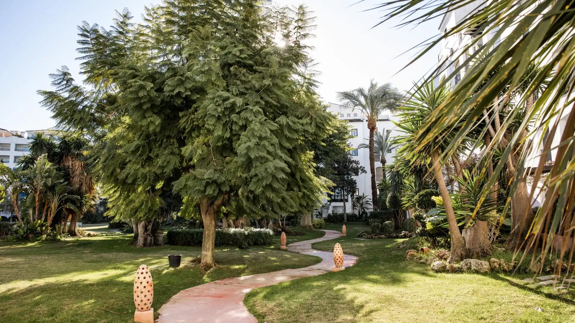 Luminoso apartamento de 3 dormitorios ubicado en un complejo cerrado y exclusivo en el corazón de Puerto Banús, a solo u - foto 1