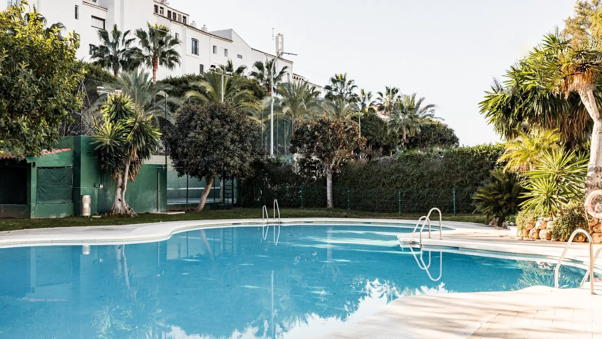 Luminoso apartamento de 3 dormitorios ubicado en un complejo cerrado y exclusivo en el corazón de Puerto Banús, a solo u - foto 2