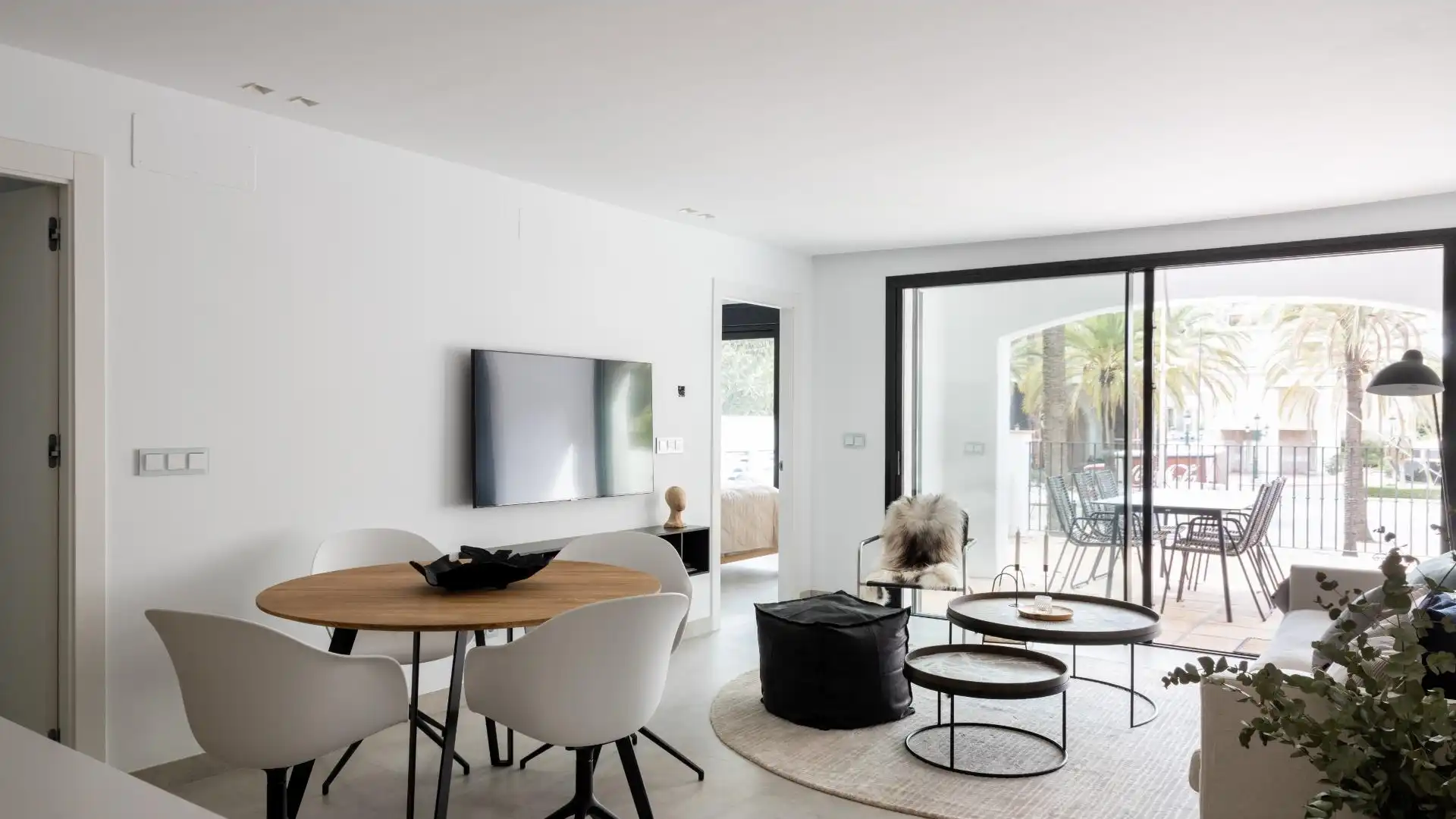 Luminoso apartamento de 3 dormitorios ubicado en un complejo cerrado y exclusivo en el corazón de Puerto Banús, a solo u - foto 3