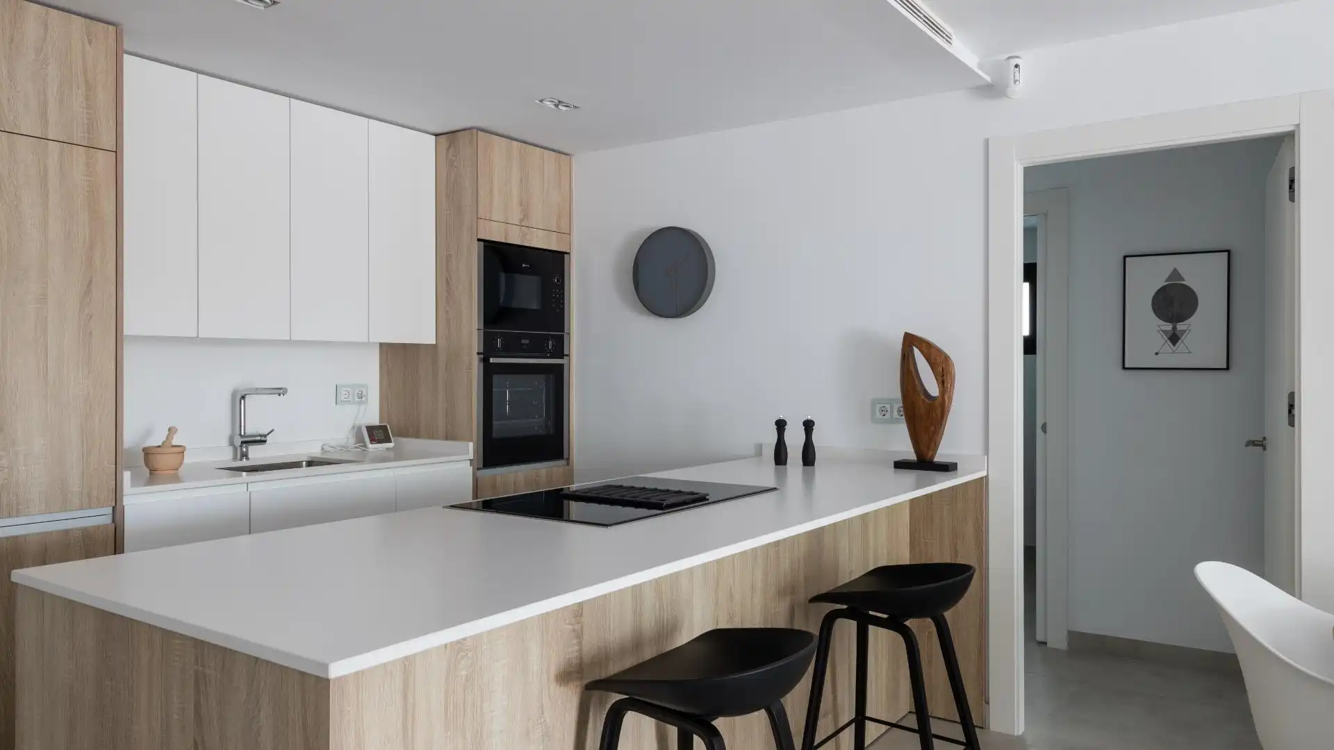 Luminoso apartamento de 3 dormitorios ubicado en un complejo cerrado y exclusivo en el corazón de Puerto Banús, a solo u - foto 4
