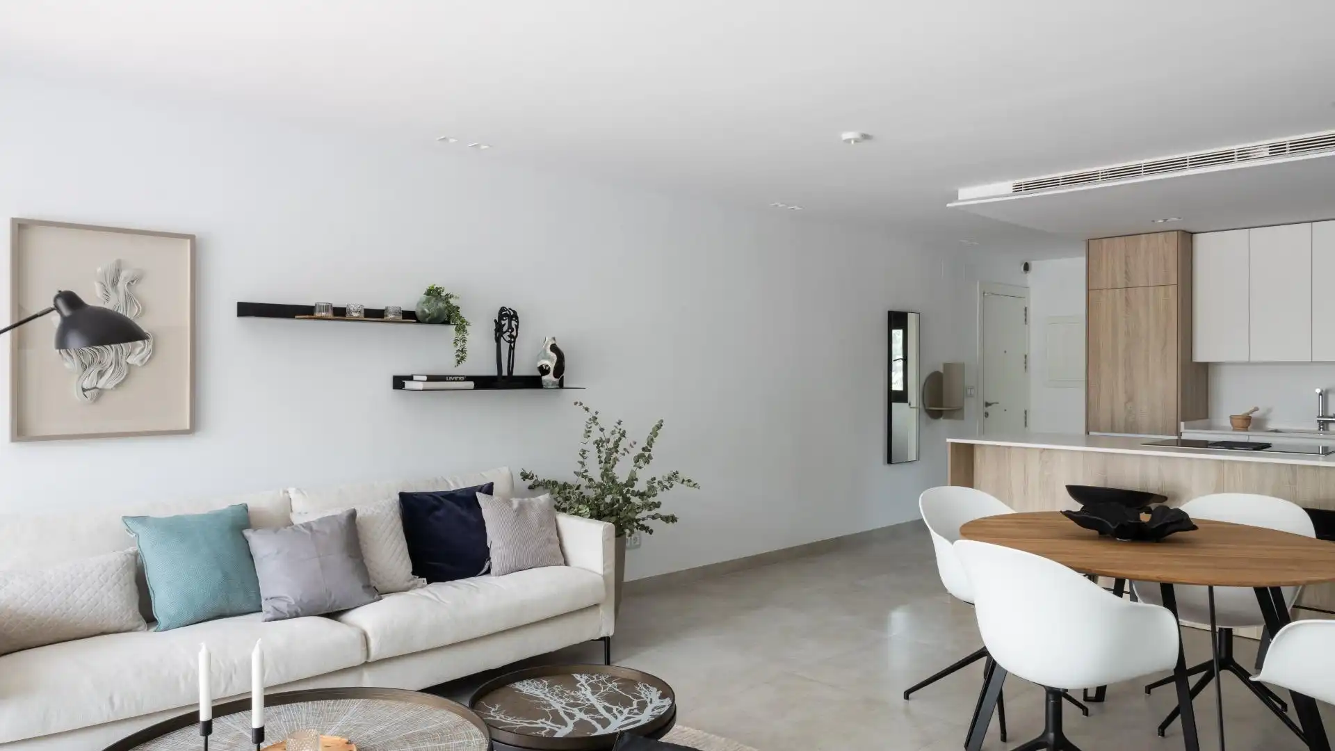 Luminoso apartamento de 3 dormitorios ubicado en un complejo cerrado y exclusivo en el corazón de Puerto Banús, a solo u - foto 5