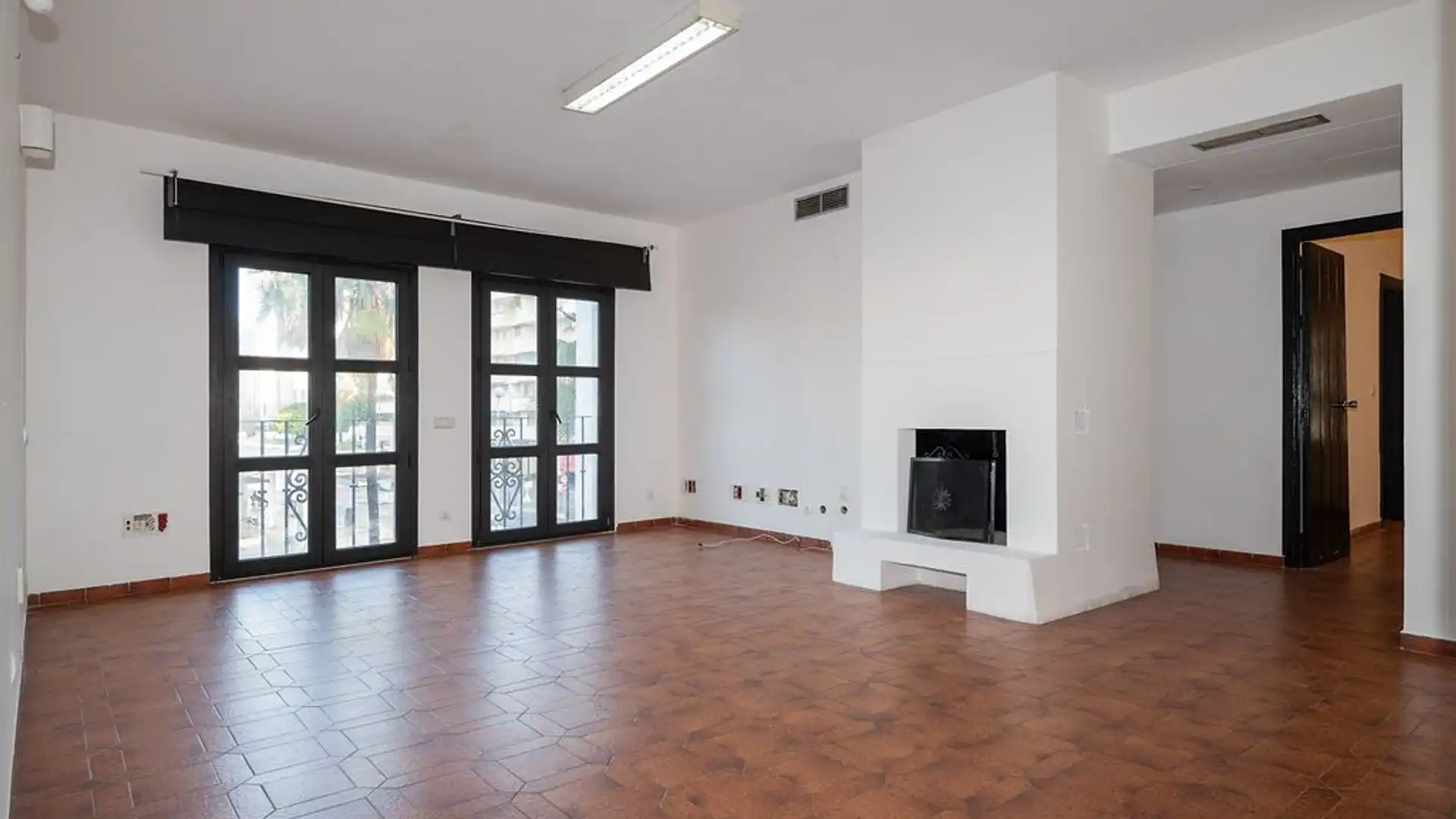 Hábitat Mediterránea le ofrece este amplio piso a la venta, en la localidad costera de Marbella, provincia de Málaga, en - foto 1