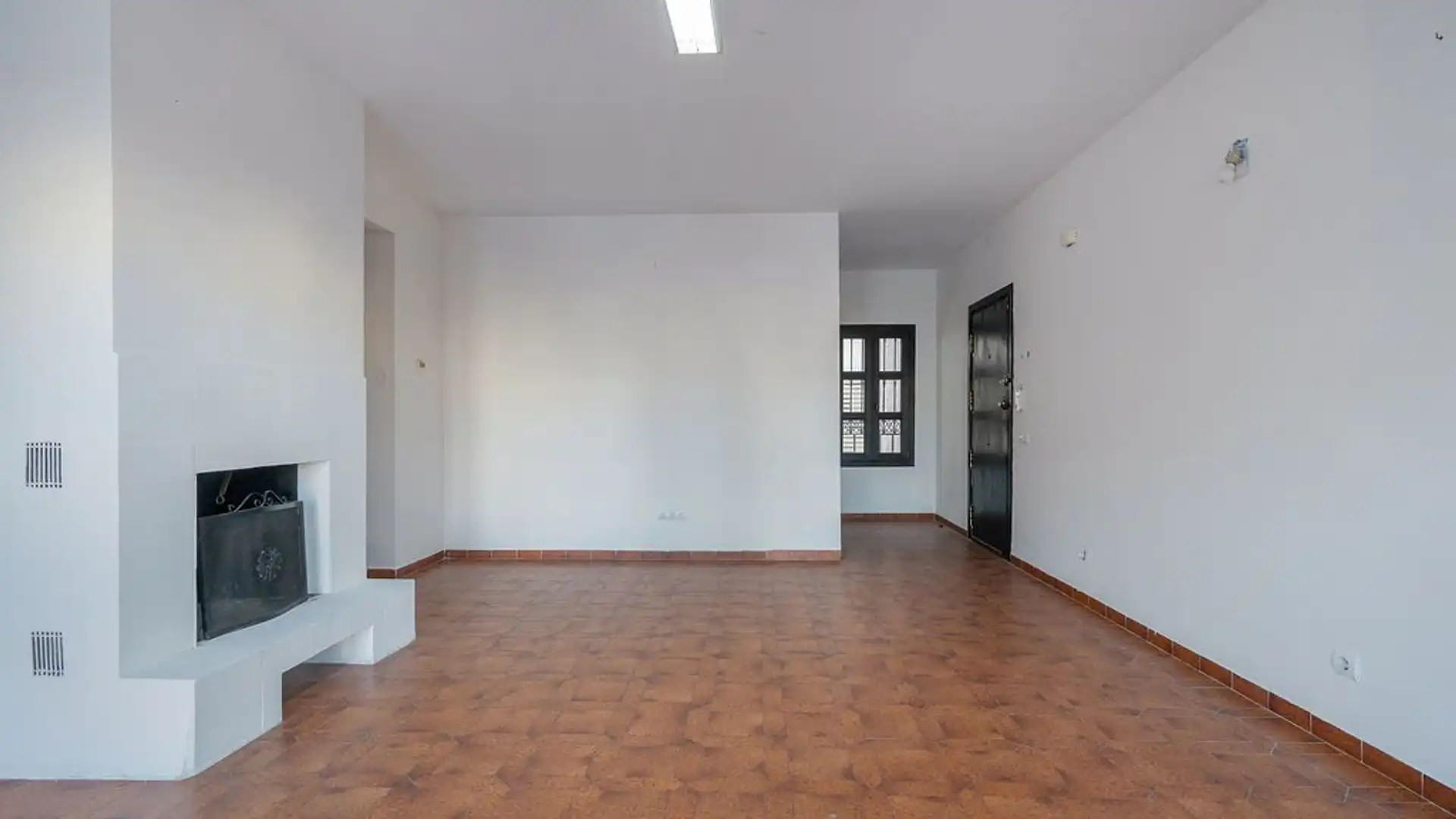 Hábitat Mediterránea le ofrece este amplio piso a la venta, en la localidad costera de Marbella, provincia de Málaga, en - foto 3