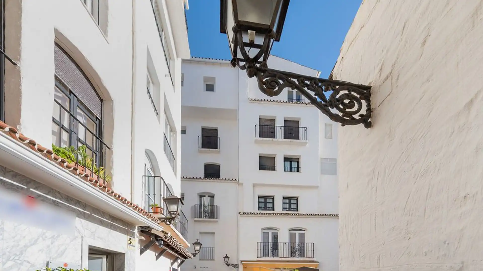 Hábitat Mediterránea le ofrece este amplio piso a la venta, en la localidad costera de Marbella, provincia de Málaga, en - foto 4