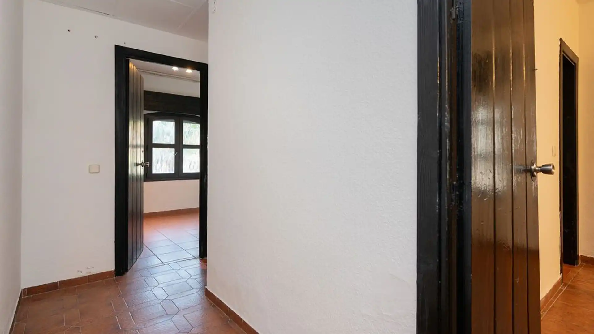 Hábitat Mediterránea le ofrece este amplio piso a la venta, en la localidad costera de Marbella, provincia de Málaga, en - foto 5