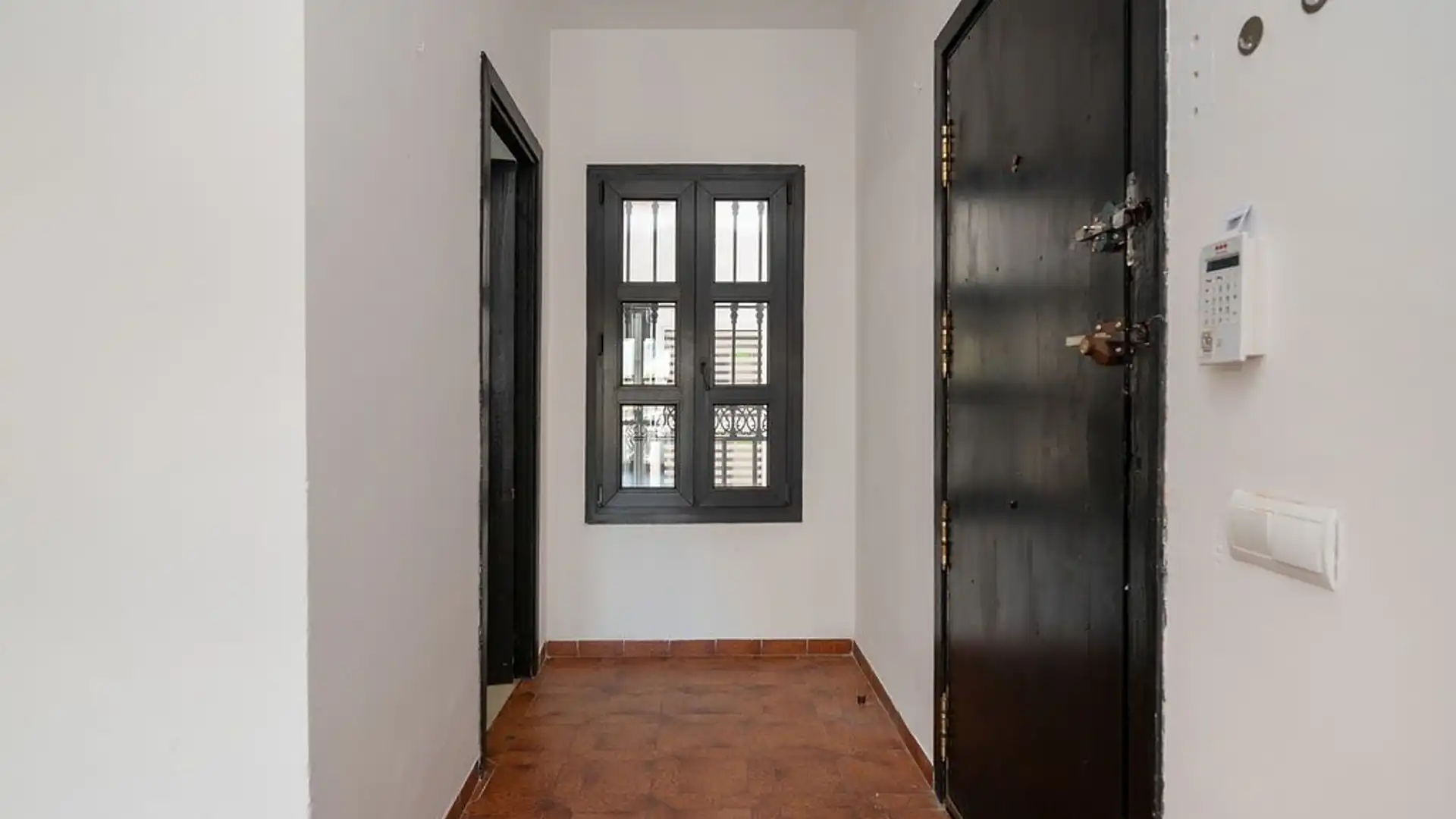 Hábitat Mediterránea le ofrece este amplio piso a la venta, en la localidad costera de Marbella, provincia de Málaga, en - foto 6