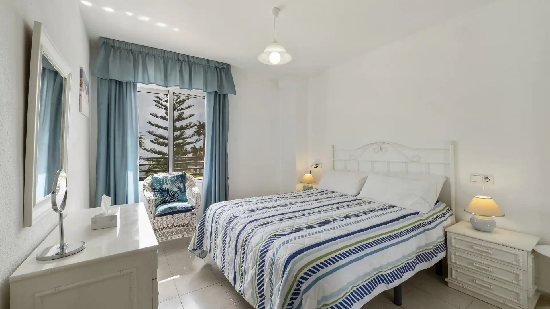 Este apartamento, cuidadosamente presentado, se encuentra en la codiciada zona de Marina del Sol en Mijas Costa, Málaga, - foto 4
