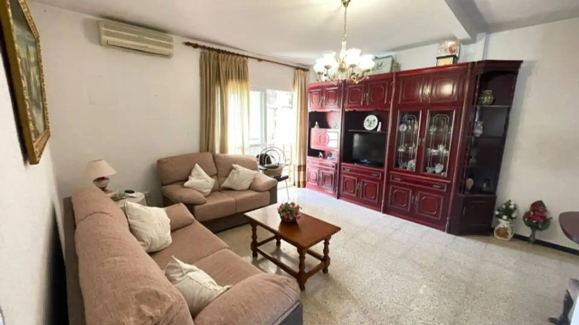 En venta luminoso piso en la Zona Avenida de Andalucía de Estepona. La vivienda, ubicada en la planta 5º, cuenta con una - foto 3