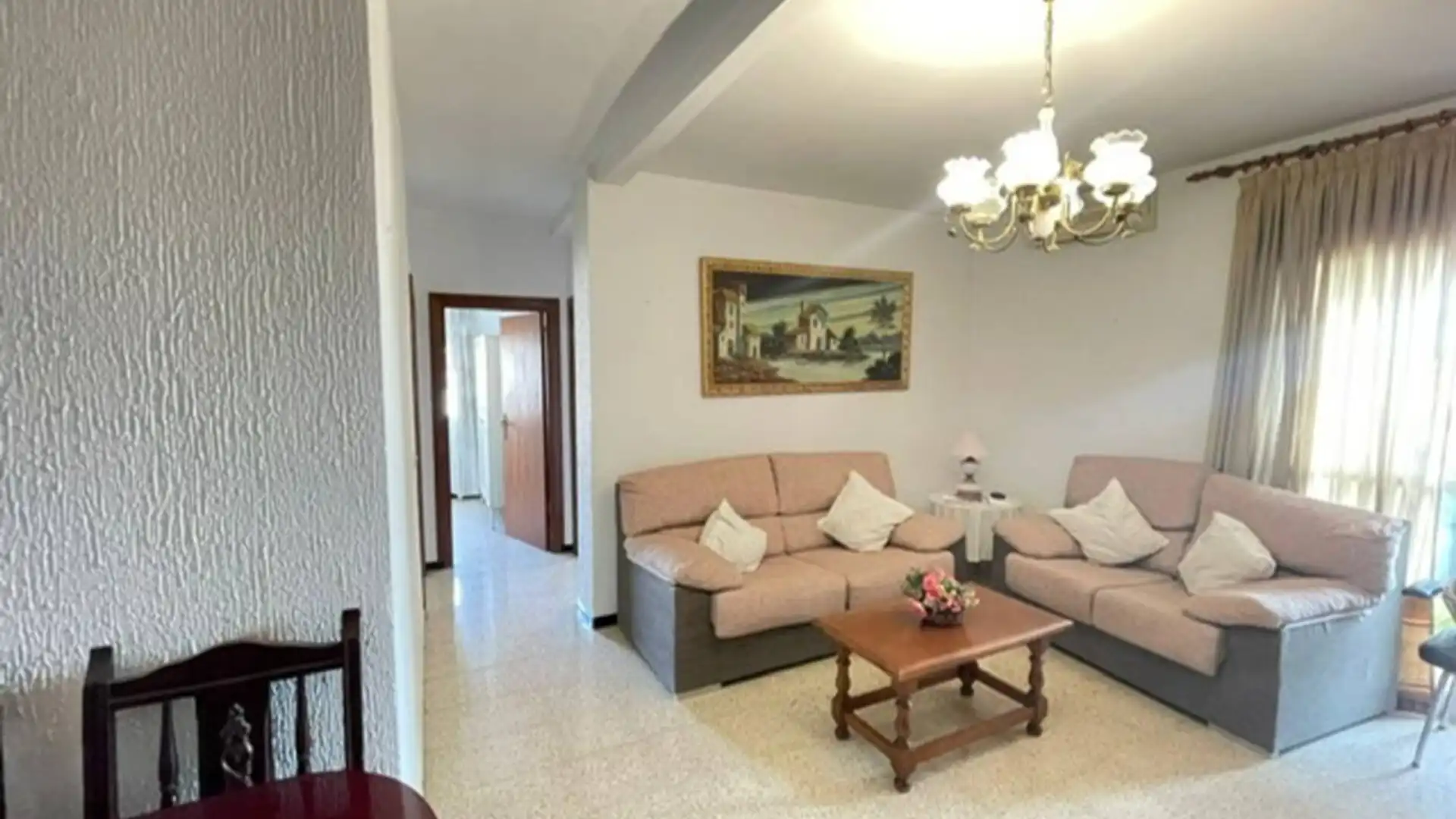 En venta luminoso piso en la Zona Avenida de Andalucía de Estepona. La vivienda, ubicada en la planta 5º, cuenta con una - foto 4