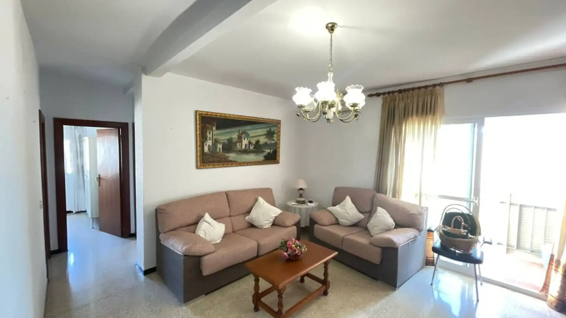 En venta luminoso piso en la Zona Avenida de Andalucía de Estepona. La vivienda, ubicada en la planta 5º, cuenta con una - foto 5