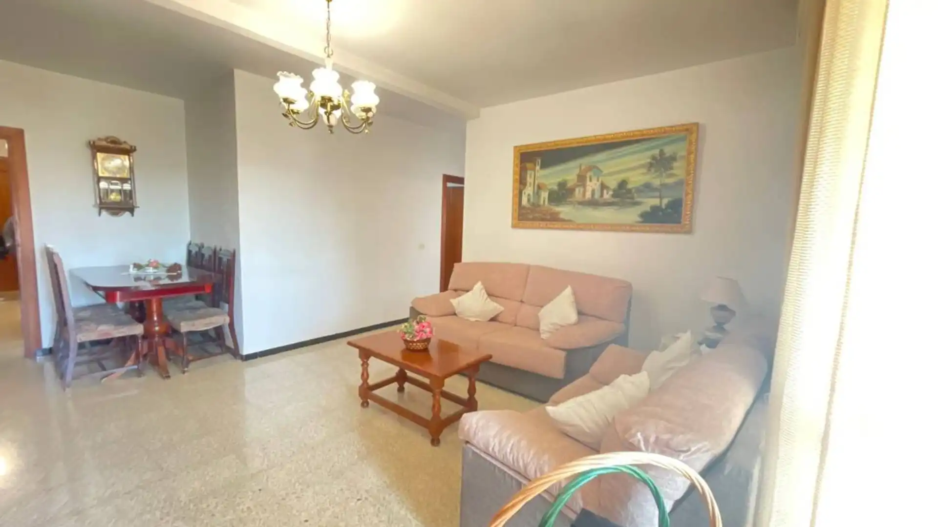 En venta luminoso piso en la Zona Avenida de Andalucía de Estepona. La vivienda, ubicada en la planta 5º, cuenta con una - foto 6