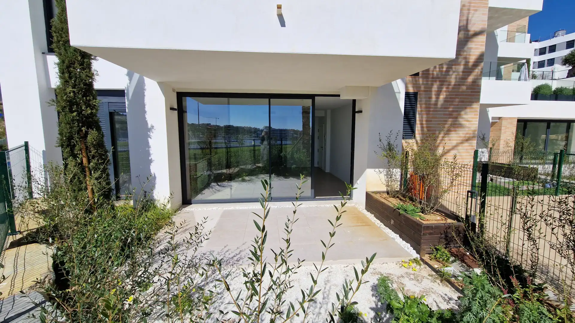 Fantástico apartamento de 3 dormitorios a estrenar, en planta baja en el complejo recién construido en Residencial Senda - foto 3