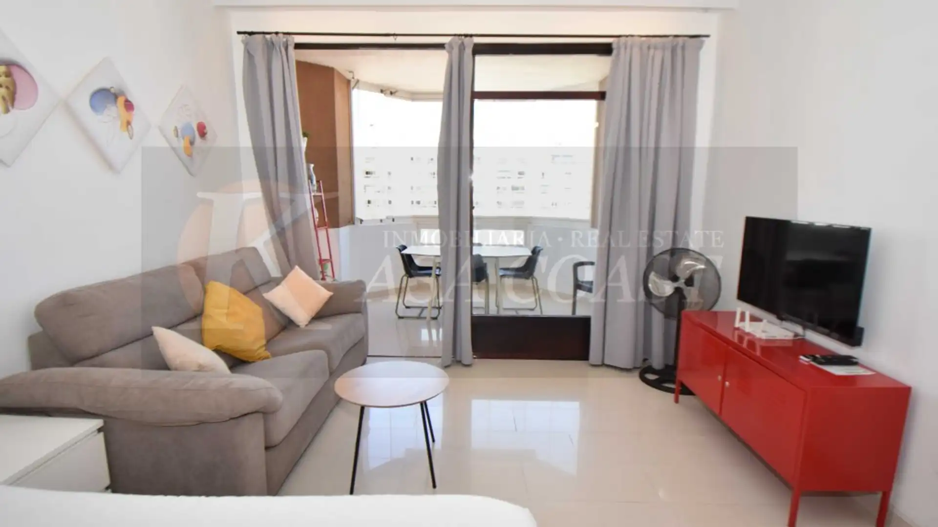Estudio en primera línea de playa, justo frente al Puerto Deportivo, con espectaculares vistas abiertas al mar. Una ubic - foto 5