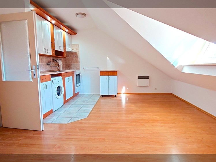 Prodej bytu 2+kk 61 m² (Podkrovní) - foto 3