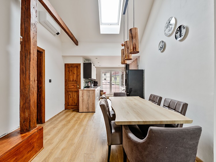 Prodej bytu 5+kk 110 m² (Podkrovní) - foto 1