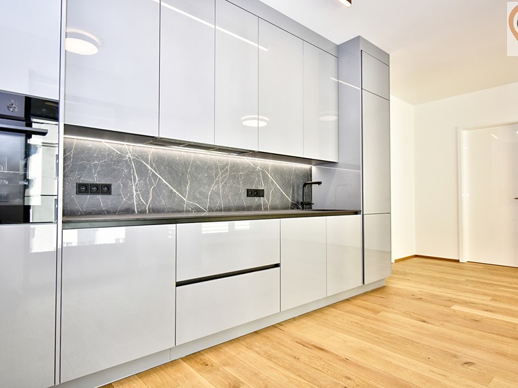 Pronájem bytu 2+kk 57 m² (Jednopodlažní) - foto 1