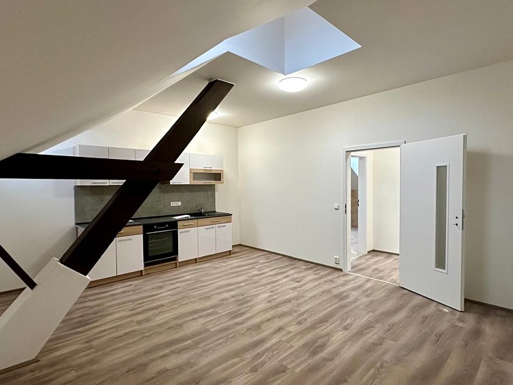Pronájem bytu 3+kk 70 m² (Podkrovní) - foto 1