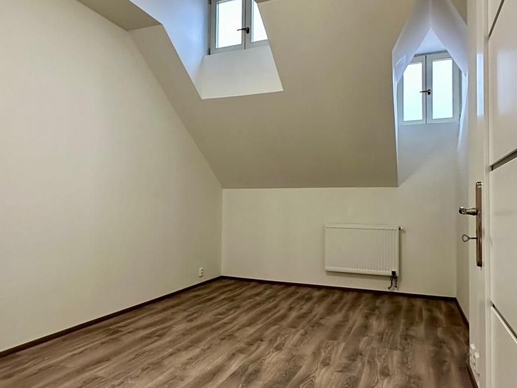 Pronájem bytu 3+kk 70 m² (Podkrovní) - foto 7