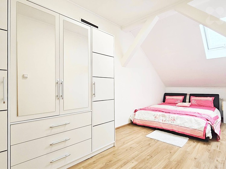 Pronájem bytu 4+kk 100 m² - foto 3