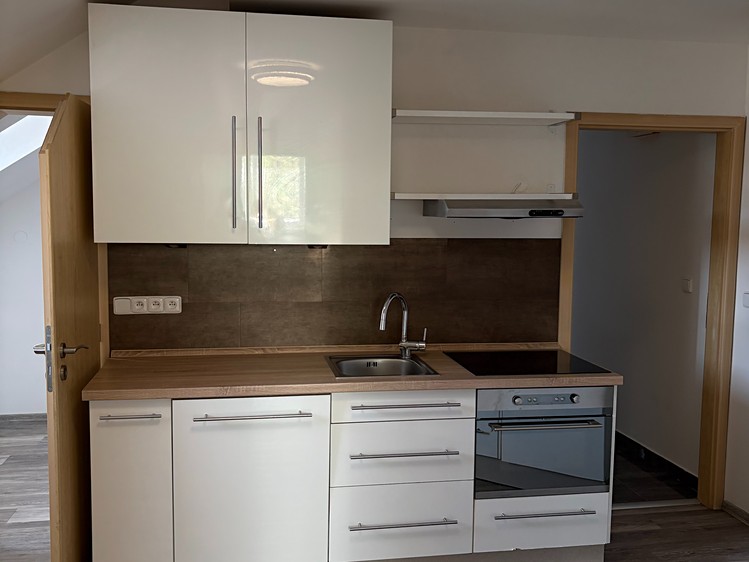 Pronájem bytu 2+1 60 m² (Podkrovní) - foto 1