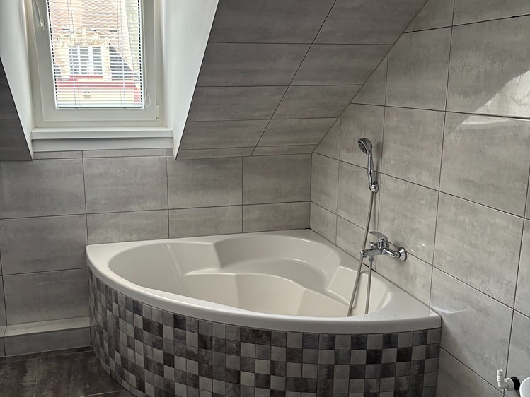 Pronájem bytu 2+1 60 m² (Podkrovní) - foto 2