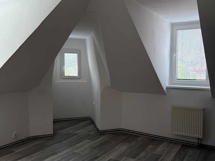 Pronájem bytu 2+1 60 m² (Podkrovní) - foto 6