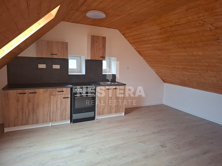 Pronájem bytu atypické 77 m² (Podkrovní) - foto 2