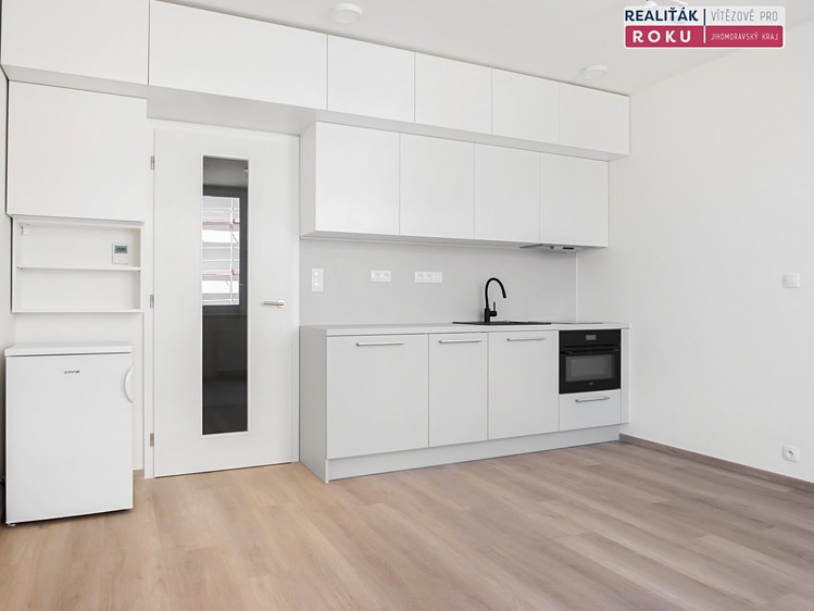 Pronájem bytu 1+kk 28 m² - foto 1