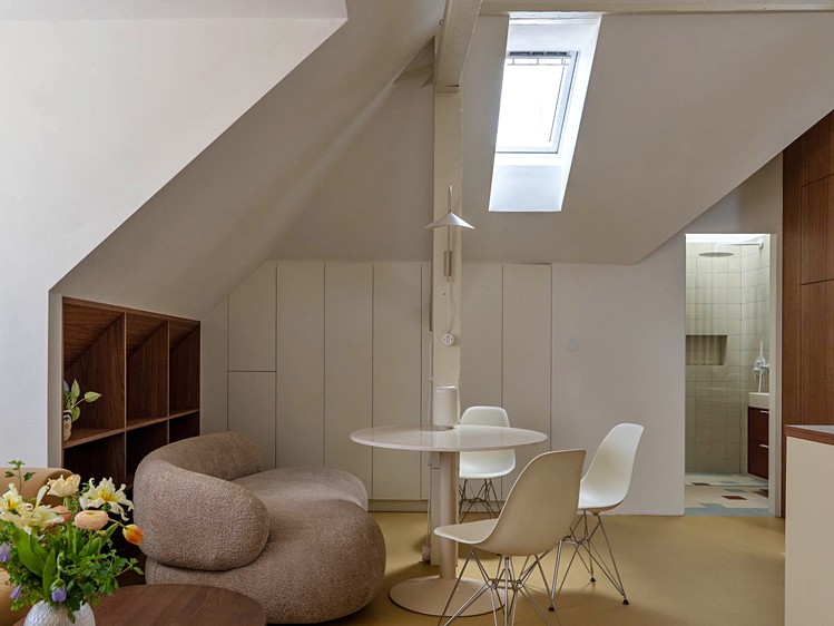 Pronájem bytu 2+kk 50 m² (Podkrovní) - foto 1