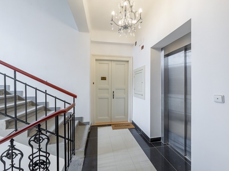 Pronájem bytu 4+1 168 m² (Podkrovní) - foto 2
