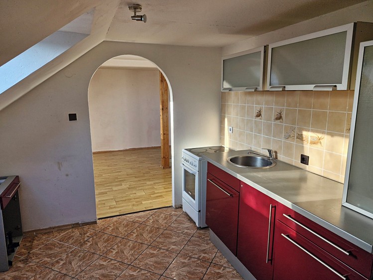 Pronájem bytu 2+1 59 m² (Podkrovní) - foto 2
