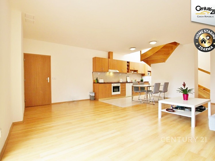 Pronájem bytu atypické 106 m² (Podkrovní) - foto 4