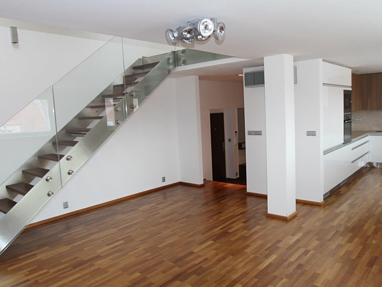 Pronájem bytu 2+kk 103 m² (Podkrovní) - foto 4
