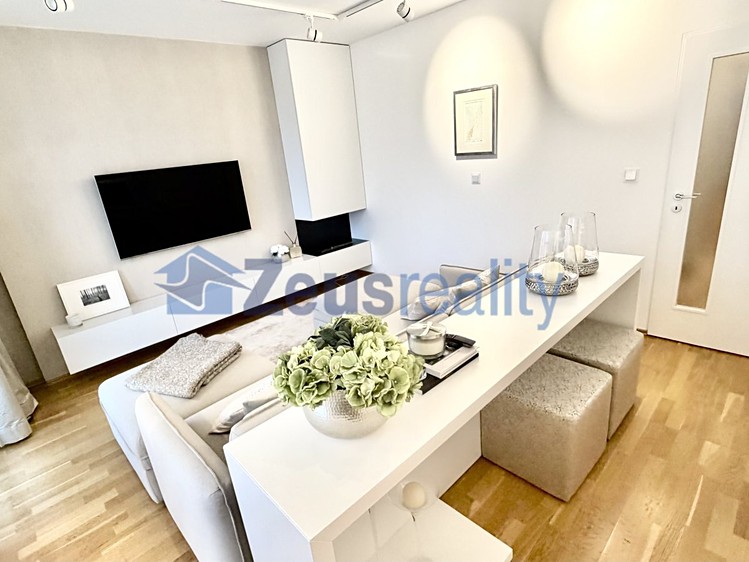 Pronájem bytu 4+kk 124 m² - foto 1
