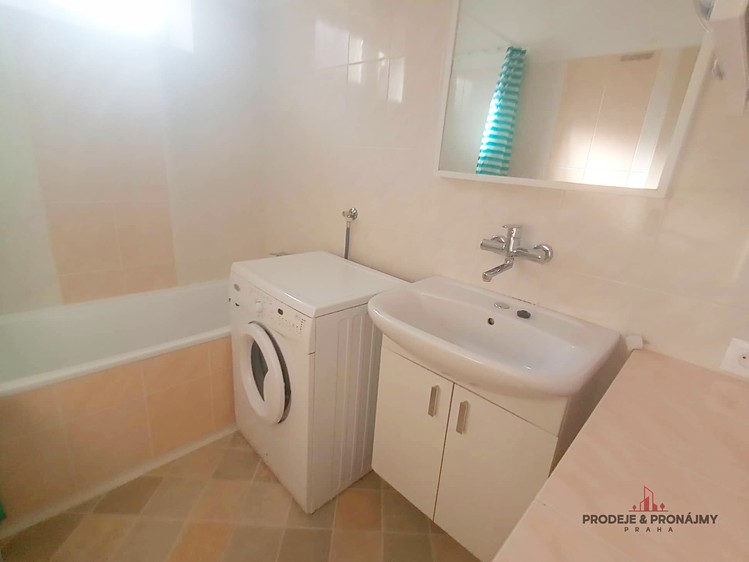 Pronájem bytu 2+1 82 m² - foto 4