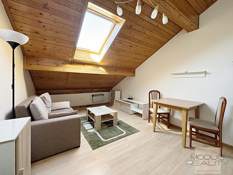 Pronájem bytu 2+kk 45 m² (Podkrovní) - foto 1