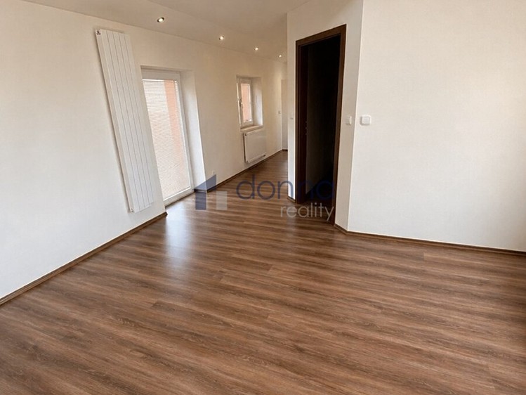 Pronájem bytu 2+1 68 m² (Podkrovní) - foto 4