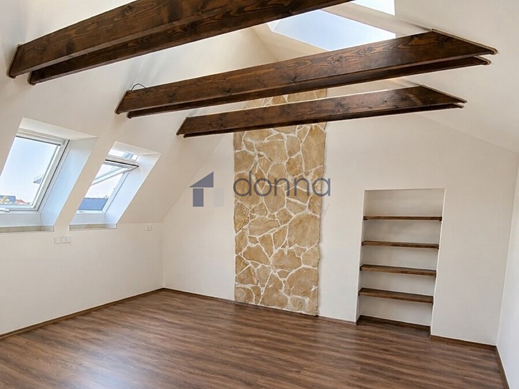 Pronájem bytu 2+1 68 m² (Podkrovní) - foto 1