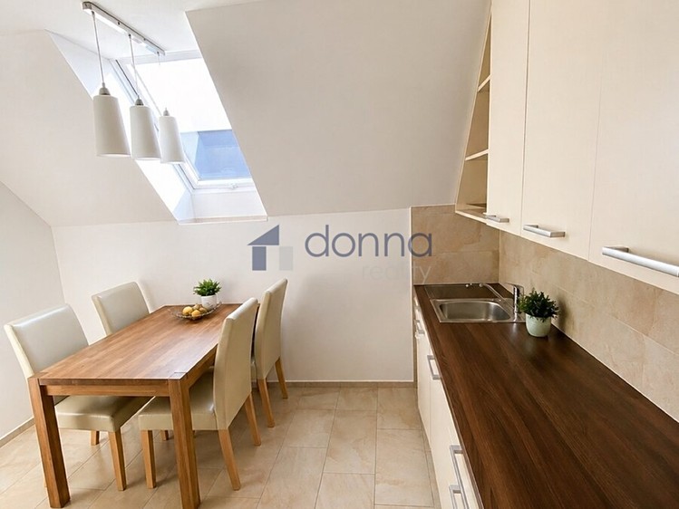Pronájem bytu 2+1 68 m² (Podkrovní) - foto 2