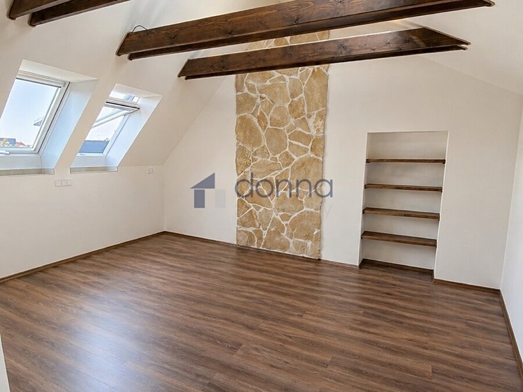 Pronájem bytu 2+1 68 m² (Podkrovní) - foto 5
