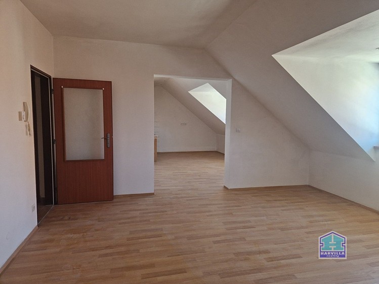 Pronájem bytu 2+kk 53 m² (Podkrovní) - foto 4