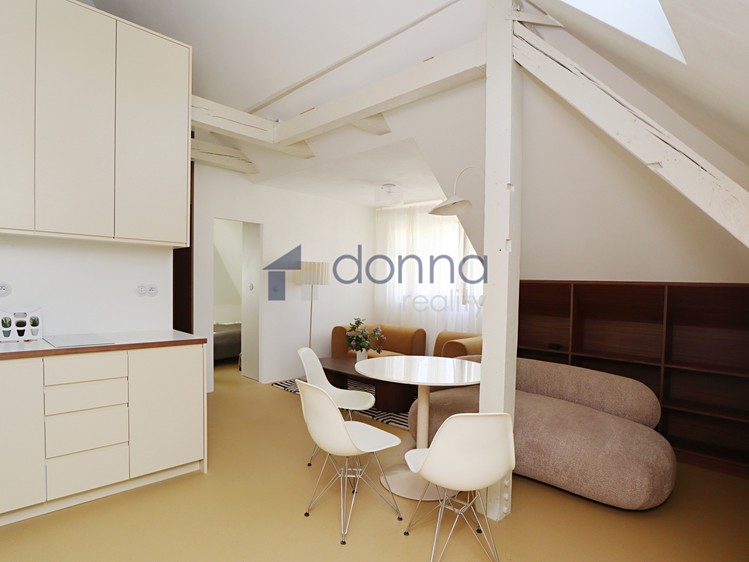 Pronájem bytu 2+kk 53 m² (Podkrovní) - foto 1