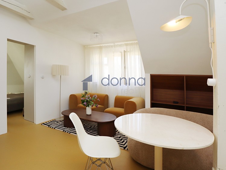 Pronájem bytu 2+kk 53 m² (Podkrovní) - foto 4