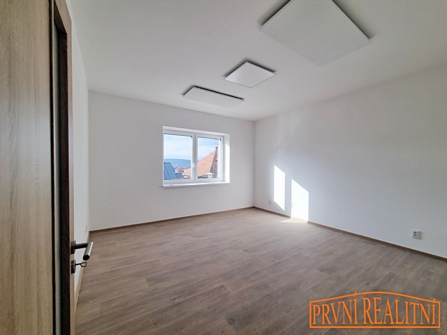 Pronájem bytu 2+1 65 m² - foto 8