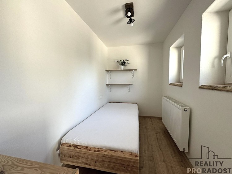 Pronájem bytu 2+1 134 m² (Podkrovní) - foto 7