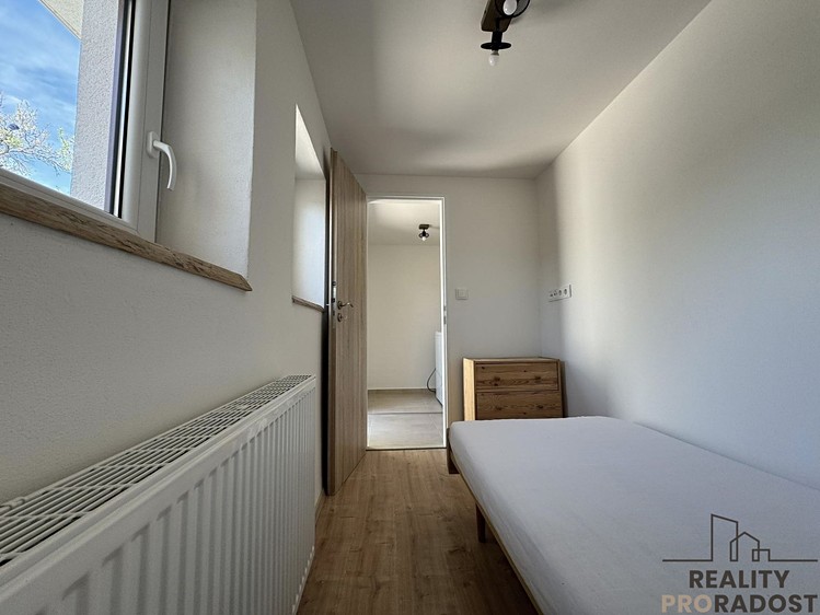 Pronájem bytu 2+1 134 m² (Podkrovní) - foto 8