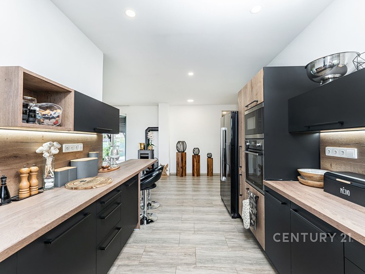 Prodej rodinného domu 226 m², pozemek 987 m² - foto 7