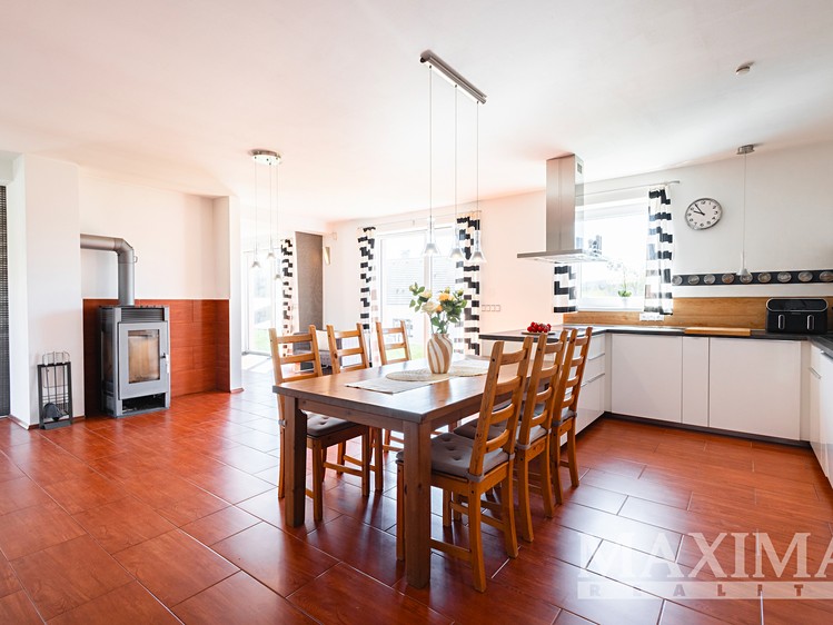 Prodej rodinného domu 250 m², pozemek 1 421 m² - foto 4