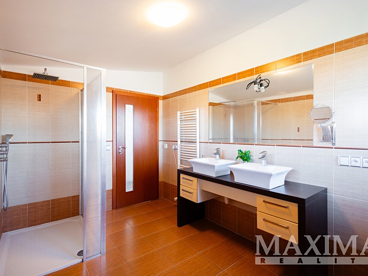 Prodej rodinného domu 250 m², pozemek 1 421 m² - foto 6